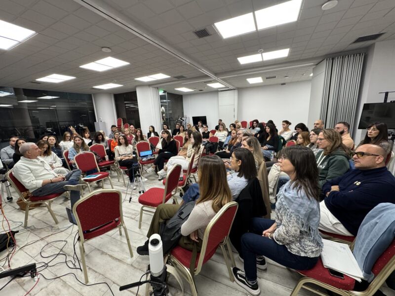 Μεγάλη ομάδα σε κυκλική διάταξη στον χώρο του ΙΣΟΨ